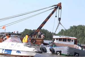 Bốn con tàu vớt sà lan bị chìm trên sông Sài Gòn