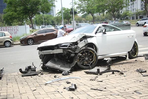 Ô tô Audi lao vào cột đèn ở quận 7