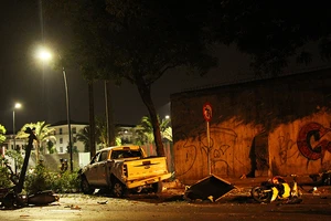 Ô tô tông nhiều xe máy dừng đèn đỏ ở quận 1