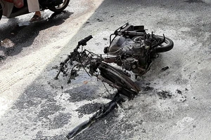 Nam thanh niên đốt xe ở vòng xoay Lăng Cha Cả rồi bỏ chạy