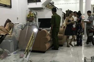 Côn đồ mang hung khí xông vào nhà đập phá đồ đạc