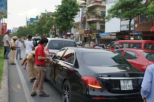 Cửa ngõ Tân Sơn Nhất kẹt cứng khi 3 ô tô tông liên hoàn