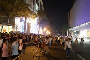Tháo chạy khỏi TT thương mại Crescent Mall, quận 7 trong đêm