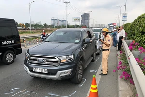 Tông liên hoàn kép 9 xe trên cao tốc, cửa ngõ TP.HCM kẹt cứng