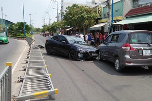 Xế hộp húc văng dải phân cách, tông liên hoàn tại quận Tân Phú