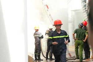 Cháy dữ dội 1 nhà dân ở Bình Thạnh