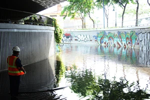 Hầm chui cầu Khánh Hội ngập nửa mét sau mưa lớn