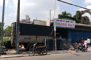 Xe tải lao vào quán ăn ở Thủ Đức, thực khách bỏ chạy