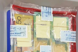 Lén mang hàng ngàn đô Úc qua Tân Sơn Nhất nhưng không thoát