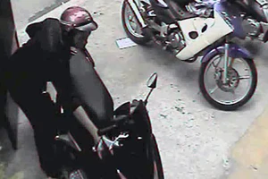 Mang xe Air Blade đến nhờ người mất trộm sang tên 