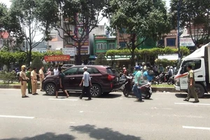 Va chạm ô tô trên đường Trường Chinh, 2 người bị đánh hội đồng