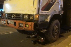 Xe tải cẩu kéo lê xe máy hàng chục mét ở Bình Tân