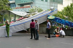 3 cổng chào phố đi bộ Nguyễn Huệ sập, 1 người bị thương