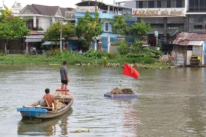 Ghe chở 94 tấn vôi chìm trên kênh Tẻ, nước sôi sùng sục