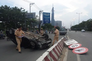'Xế hộp' lật trên xa lộ Hà Nội, tài xế mắc kẹt được giải cứu