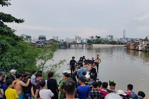 Bé trai 8 tuổi mất tích khi theo bạn tắm kênh Đôi