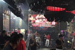 Tiếp viên quán karaoke quận 7 múa khiêu dâm phục vụ khách 