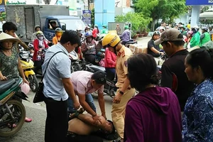 CSGT cùng người dân bắt tên trộm xe AirBlade trên đường