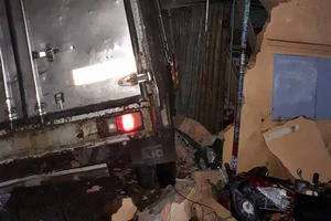 Xe tải tông sập tường tiệm sinh tố