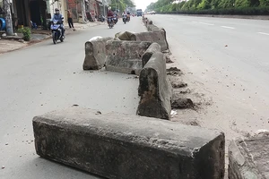 Tông gần chục mét dải phân cách rồi bỏ trốn trên quốc lộ 22