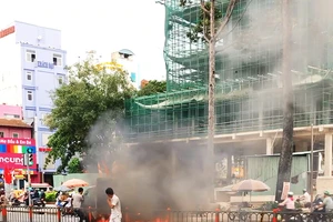 Xe tải cháy dữ dội trên đường 3/2