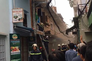 TP.HCM: Con tai biến cùng mẹ mắc kẹt trong chung cư cháy