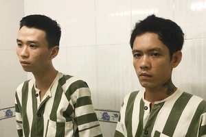 2 tên cướp rút dao dọa cảnh sát khi bị truy bắt