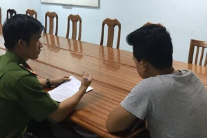 Công an làm việc với 3 mẹ con đánh trật tự đô thị quận 1