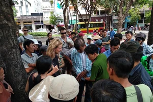 2 tên cướp ngã xe sau khi giật túi du khách ở quận 1