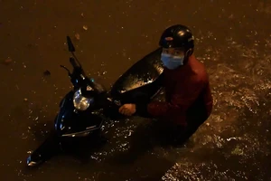 Đường Nguyễn Hữu Cảnh ngập gần 1 m trong đêm mưa