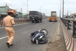 Va chạm container ở đường cấm, hai cha con trọng thương