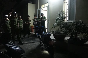 Đạn cắm xuống đường trước khi trúng người coi đua xe ở Gò Vấp