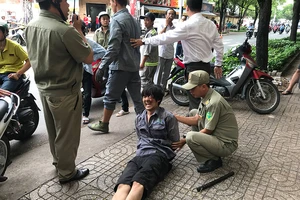 1 người nói tiếng nước ngoài dắt trộm xe máy ở quận 3