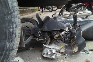 Lao xe máy vào đuôi xe tải, người đàn ông nguy kịch