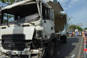 Xe đông lạnh lật ngang, đại lộ Võ Văn Kiệt kẹt cứng
