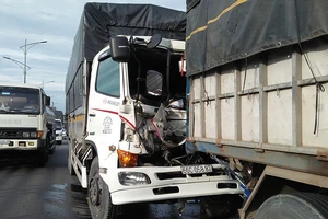 Xe tải tông xe đang dừng trên cầu, tài xế mắc kẹt trong cabin