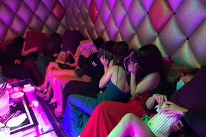 Tiếp viên 'karaoke ôm' vứt dép bỏ chạy vào phòng bí mật trốn