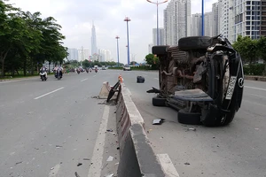 Tránh xe buýt, ô tô Mazda lật trên xa lộ Hà Nội