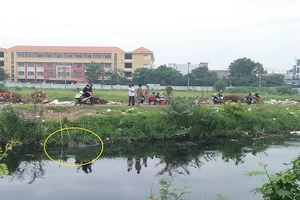 Thi thể nam giới nổi lên trên kênh Tham Lương