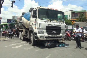 Bị xe bồn cuốn vào gầm, bác xe ôm thoát chết thần kỳ