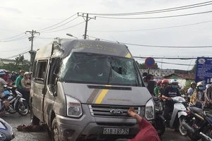 Xe khách lật ở quận 9, nhiều người kêu cứu