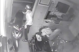 Camera ghi cảnh trộm vào nhà dắt 3 xe máy ở quận 1