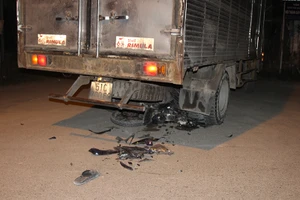 Xe tải cuốn xe máy trên đường Nguyễn Duy Trinh trong đêm