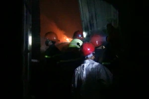 Một cảnh sát PCCC bị thương khi dập lửa xưởng ngang ngàn mét 