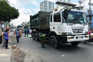 Người phụ nữ đi xe đạp chết thảm ở quận Tân Bình