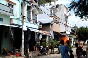 Cháy nhà trọ 3 tầng ở Bình Tân, nhiều công nhân hoảng loạn