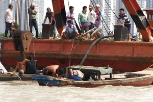 Tìm thấy 2 thi thể vụ tông tàu container trên sông Sài Gòn