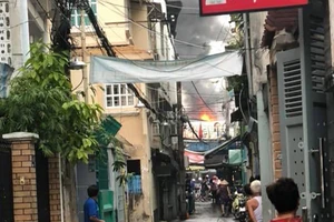 Cháy dữ dội gần chợ Hòa Hưng, nhiều người hoảng loạn tháo chạy