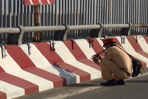 Tự té ngã khi qua cầu vượt Tân Tạo, thanh niên tử vong