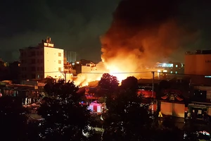 Vừa xong trận World Cup, lửa bùng phát dữ dội từ kho vải